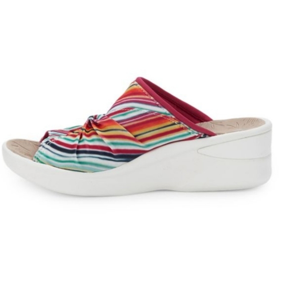 New in Box Bzees Women's Smile II, Wavestripe Multi-Colored Sandals Size 8 Light - Picture 12 of 15